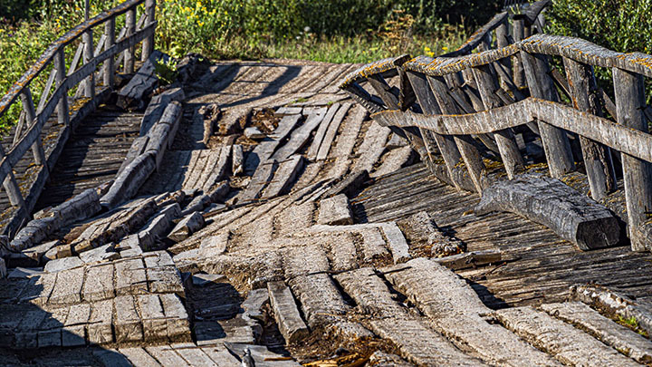 СКР проверяет инцидент с ползущим по мосту мальчиком-инвалидом в Амурской области