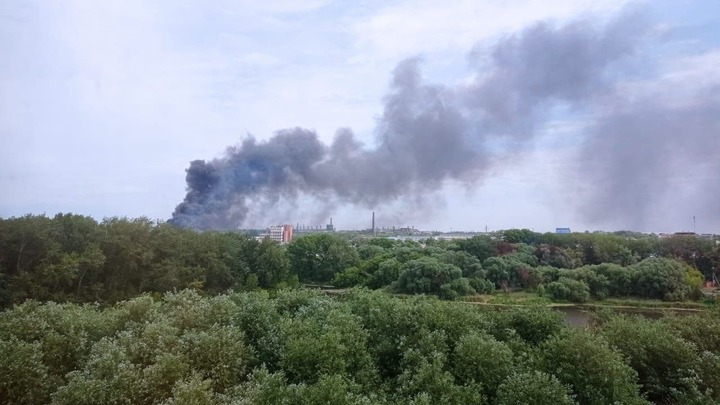 В Челябинске в воздухе нашли ядовитые вещества после пожара на складе у ЧЭМК