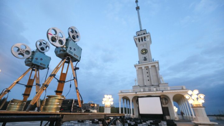 Кинотеатры готовы показывать русское кино, но им не дают