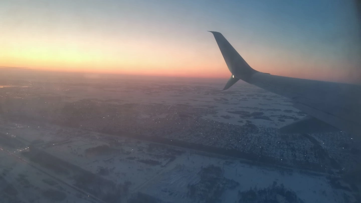 Подавший сигнал бедствия самолёт а/к Россия возвращается в Красноярск