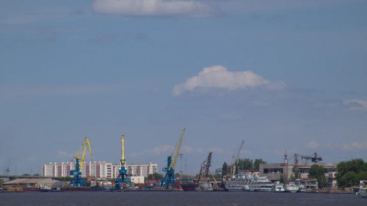 ПВО в Астраханской области отразили атаку дронов ВСУ на порт Оля