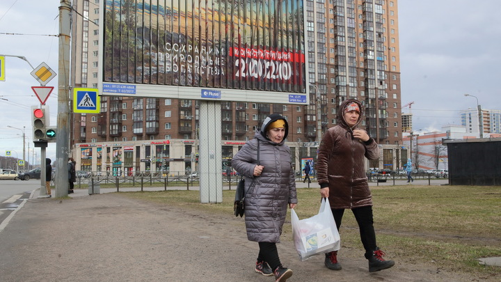 В Петербурге после проверки двух кафе в отделение полиции увезли более 30 мигрантов