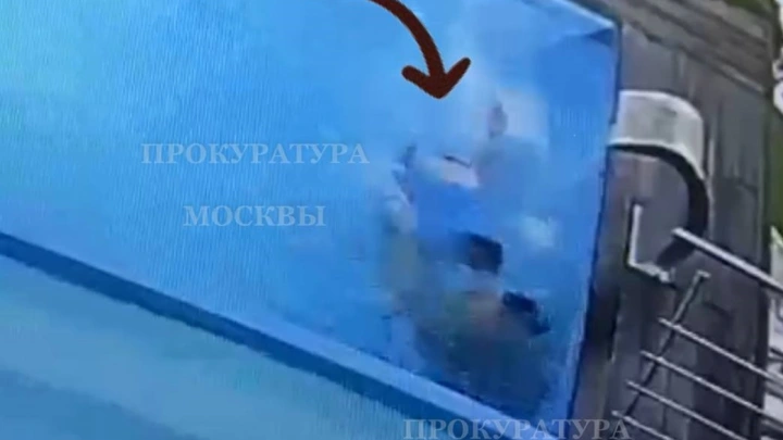 В Москве у ныршувшей в бассейне 12-летней девочки засосало волосы в трубу