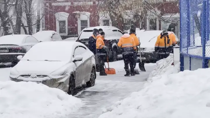 32 сантиметра счастья: центр Петербурга утонул в снегу, коммунальщики работают на пределе