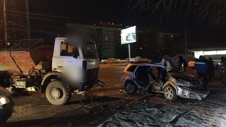 Водитель Toyota RAV4 погиб в столкновении с грузовиком в Новосибирске