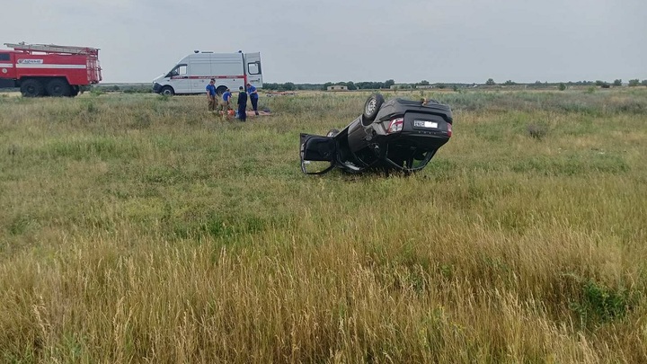В Самарской области пьяный водитель на Ладе вылетел в кювет. Машина перевернулась