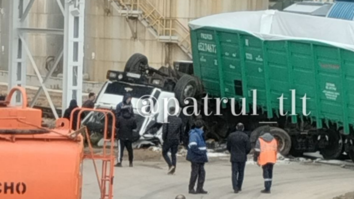 Прокуратура проводить проверку по факту столкновения поезда и грузовика на предприятии в Тольятти