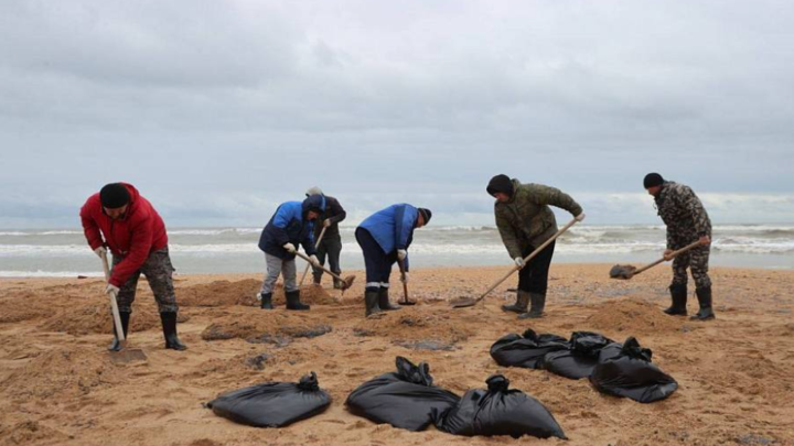 В Анапе из-за выброса мазута на берег после аварии танкеров введен режим ЧС