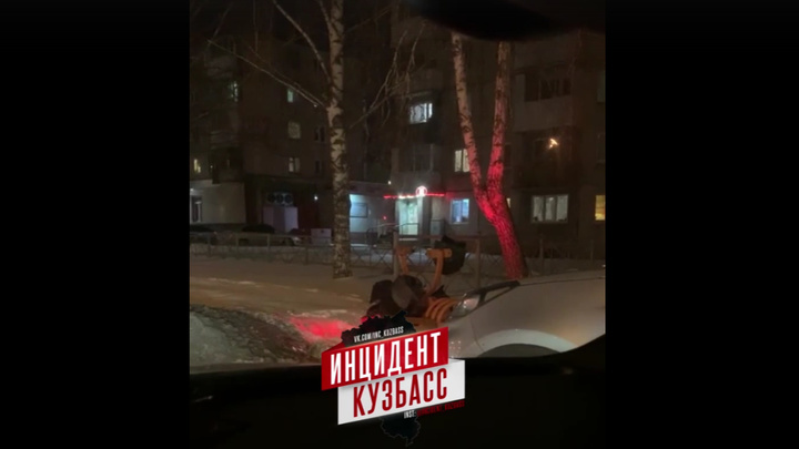 В Кемерове автомобиль сбил светофор на улице Волгоградской