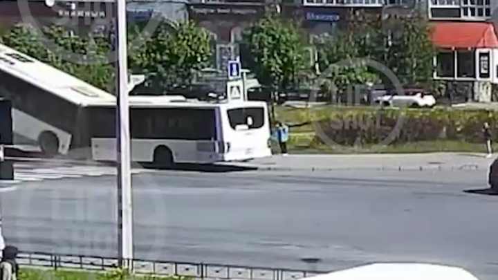 Петербургский автобус встал на дыбы: Момент аварии попал на видео