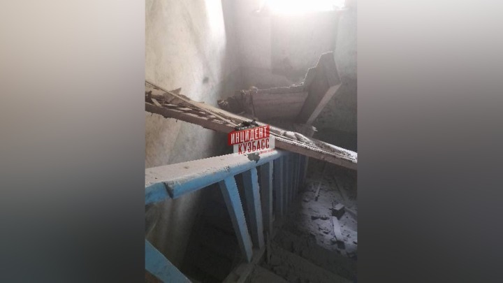 В Кемерове в многоквартирном доме рухнул потолок в подъезде