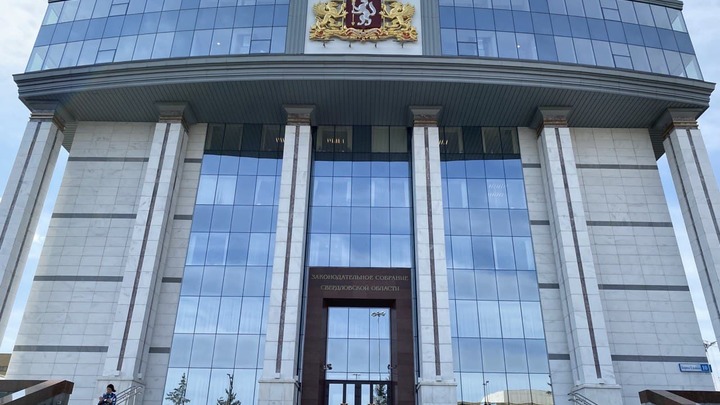 Свердловский депутат дал обещание противникам QR-кодов, собравшимся под окнами Заксобрания