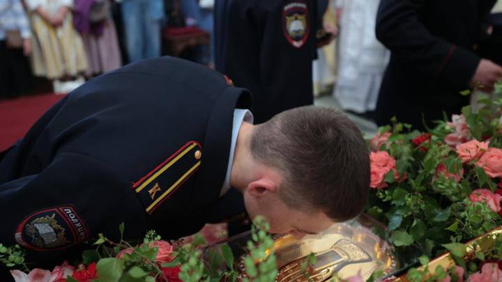 Оружие как скальпель в руках хирурга: сотни жителей Екатеринбурга поклонились Георгию Победоносцу