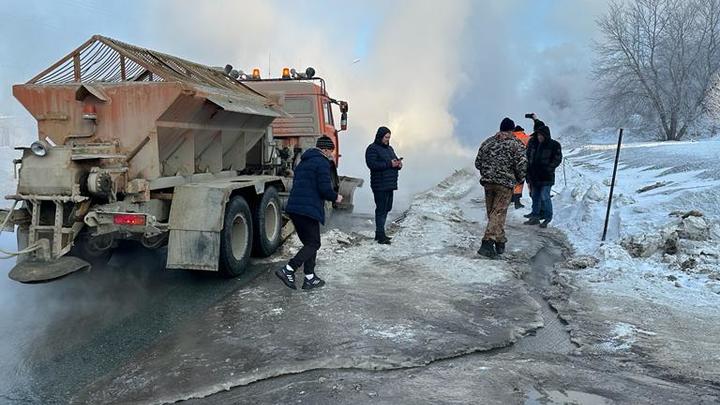 Вскрывают ливнёвку: на улице Лазурной в Новосибирске начали отвод воды после прорыва