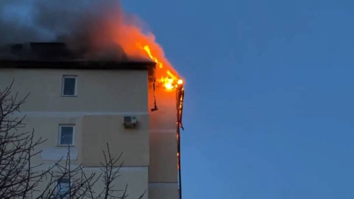 Людей эвакуируют из здания: в Анапе полыхает мансарда жилого дома