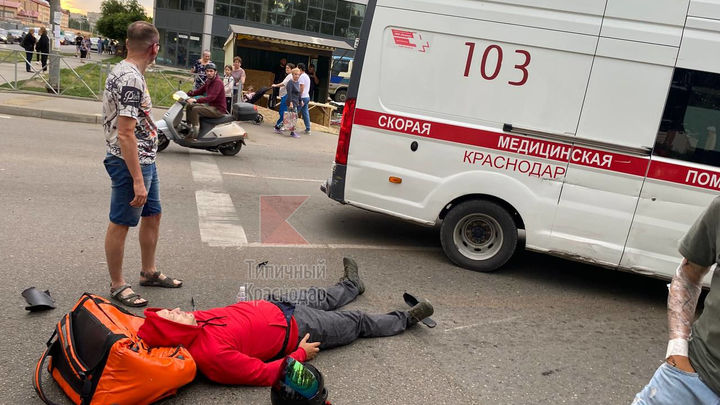 В Краснодаре водитель иномарки сбил курьера