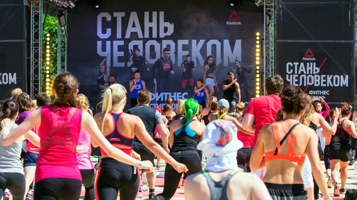 Сесть на лицо и поцеловать Папу: Самые скандальные рекламные кампании
