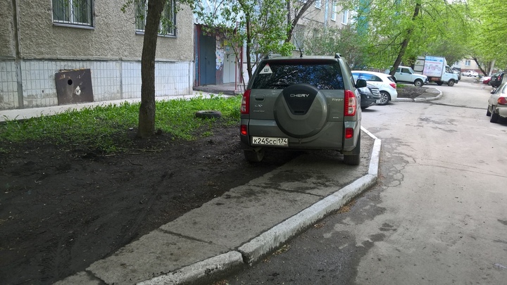 Как в Челябинске машины уничтожают газоны и что с этим делать