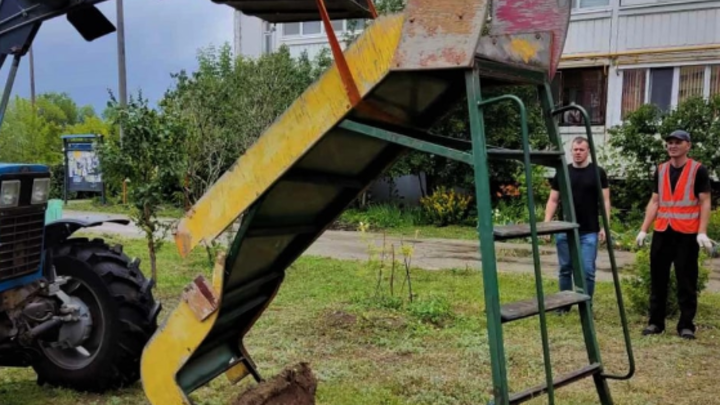 В одном из дворов Куйбышевского района Самары детей оставили без горок и качелей