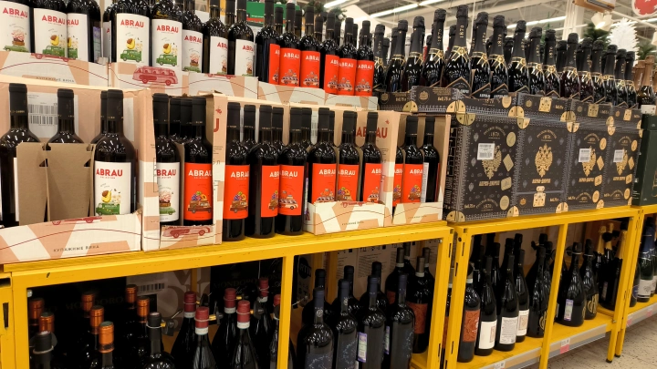В России предложили убрать алкоголь с витрин по примеру сигарет