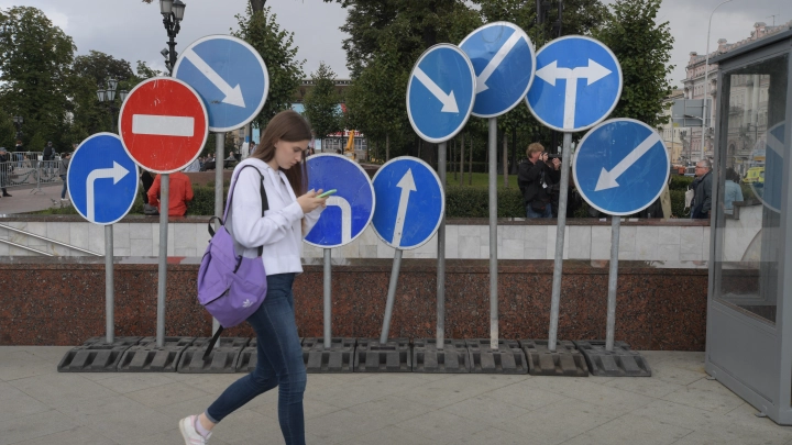 Подростки висят на дорожных знаках: для чего они это делают, откуда пошел  новый тренд