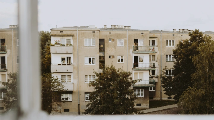 Юрист Крохин оценил реальность штрафов за хранение мебели на балконе