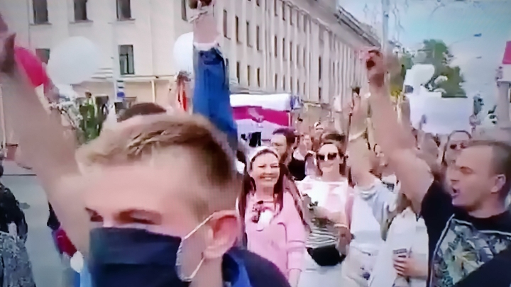 Три несчастные девочки: Соратница Тихановской появилась на митинге в Минске