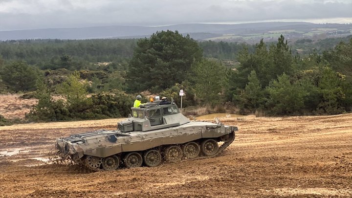 Базовое обучение прошли, но: В Британии объяснили, почему ВСУ рано сажать в танки Challenger 2