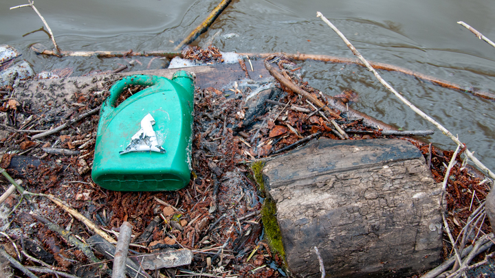 Будете гореть. Венок с угрозами от коллекторов оставили у порога дома жителя станицы Старотитаровской