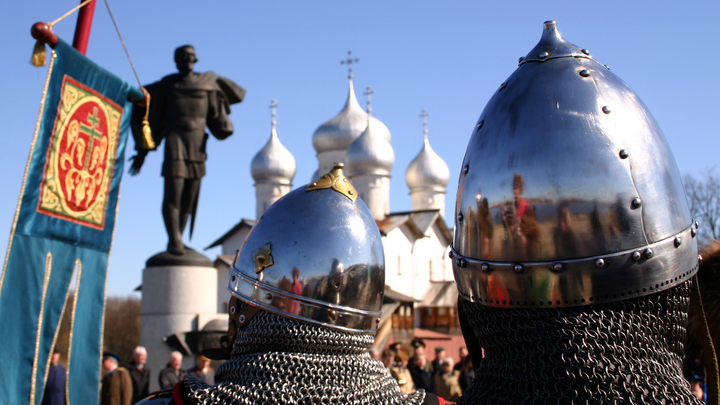 Реконструкция конного похода в честь 800-летия Александра Невского прошла в Подмосковье