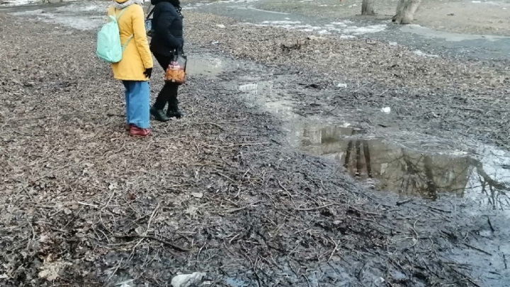 Столб бурлящей воды затопил дорогу в Челябинске