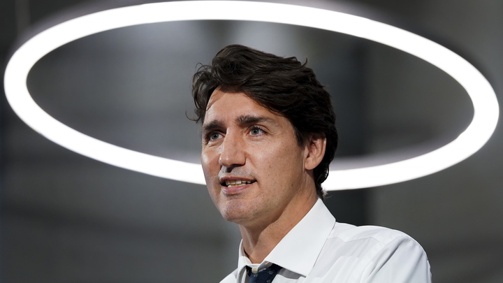 Крики и каменная дробь в голову: Встреча канадского премьера с гражданами попала на видео