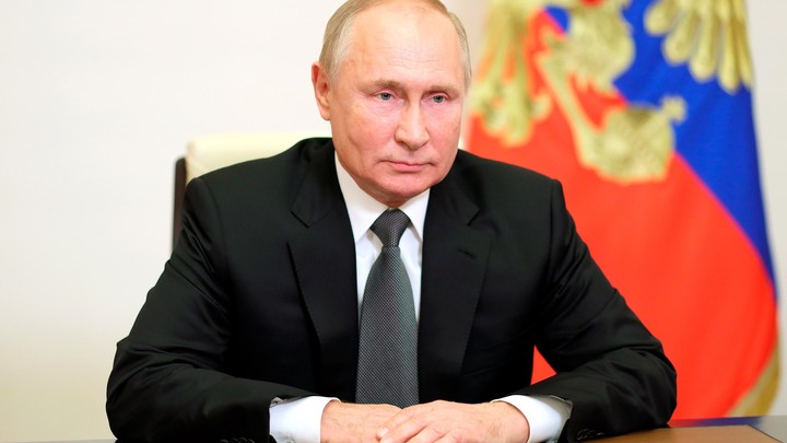 Путин наградил 11 врачей из Петербурга за вклад в борьбу с пандемией