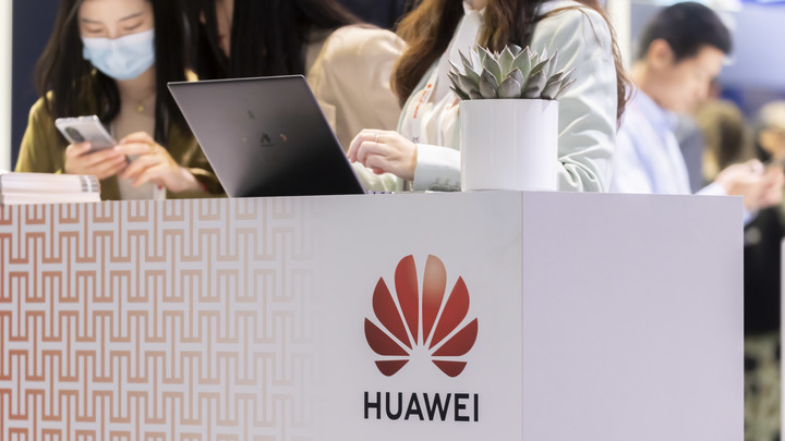 Покинули рынок труда: Китайская Huawei оставила русских без работы - Известия