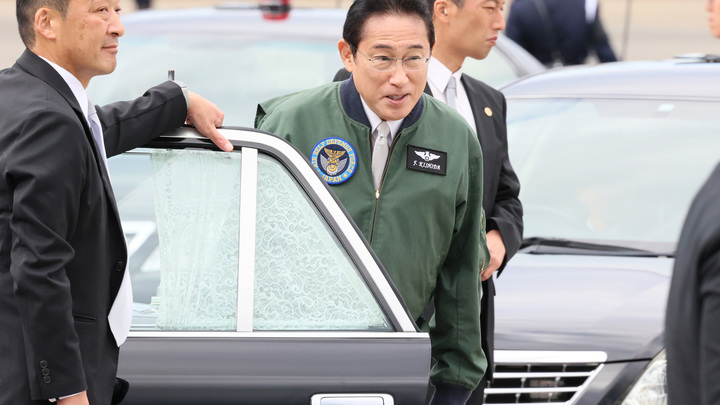 Япония берёт курс на милитаризацию из-за угрозы со стороны России и Китая - Кисида