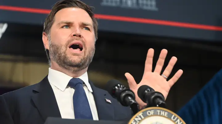 Теперь он носит костюм: Вэнс не смог сдержать смеха, когда речь зашла о Зеленском