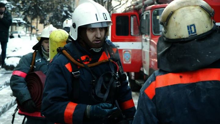 В Кургане на мосту после аварии загорелась машина
