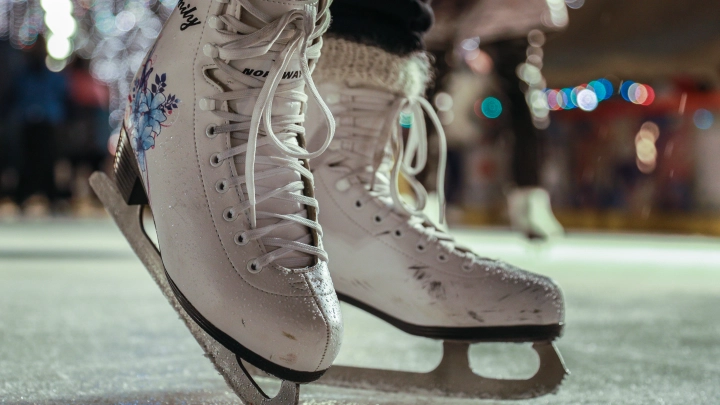 На фоне заявления о домогательстве тренера фигуристку из Новосибирска допустили до соревнований