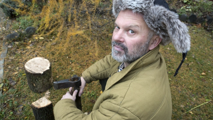 Русская бабушка учила американского солдата. Теперь он ходит в совьет шапка