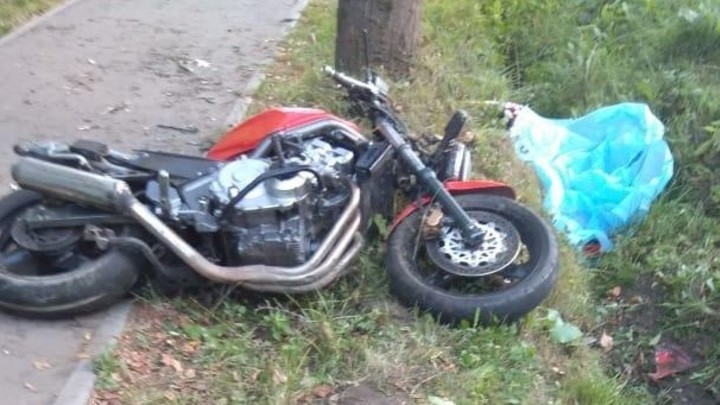 Погибший в Савине мотоциклист потерял управление и врезался в дерево