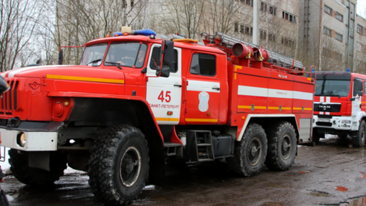 В Заельцовском районе Новосибирска вспыхнул припаркованный автомобиль