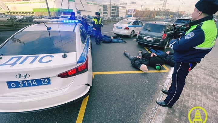 В Петербурге иностранец устроил поножовщину в отделе по вопросам миграции и сбежал