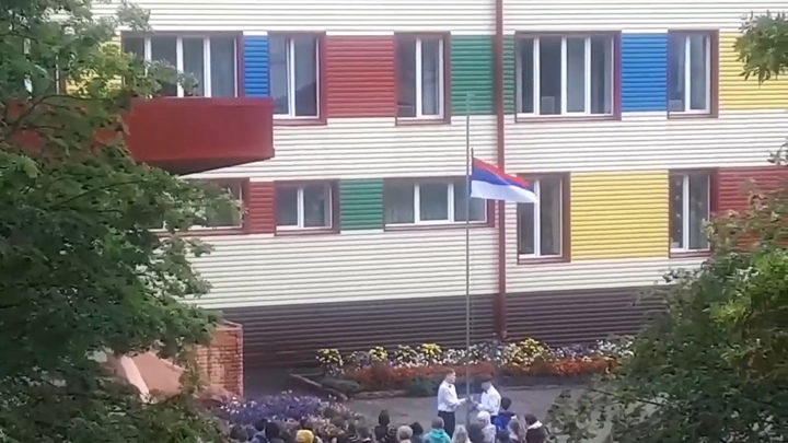 В Кузбассе возле школы повесили флаг России вверх ногами