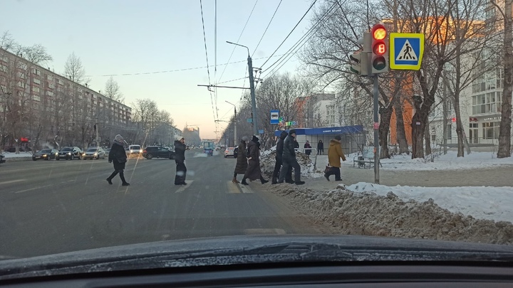 Жители Челябинска жалуются на кучи снега у остановок и на тротуарах