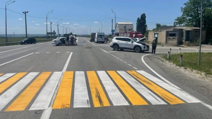 В Ростовской области на автотрассе в дорожной аварии пострадали два молодых человека