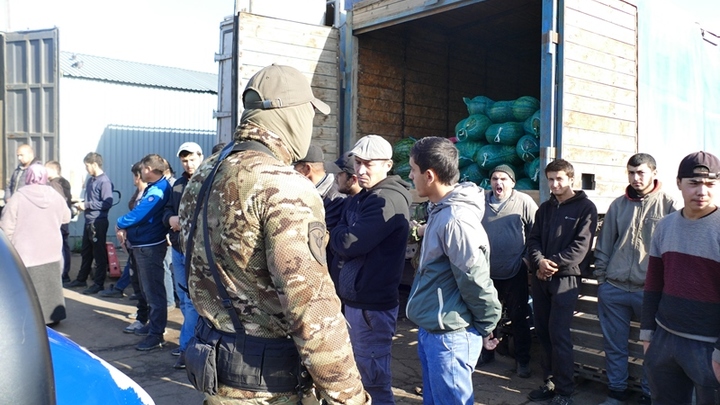 Бойцы челябинского ОМОН провели спецоперацию на рынках, где промышляют мигранты