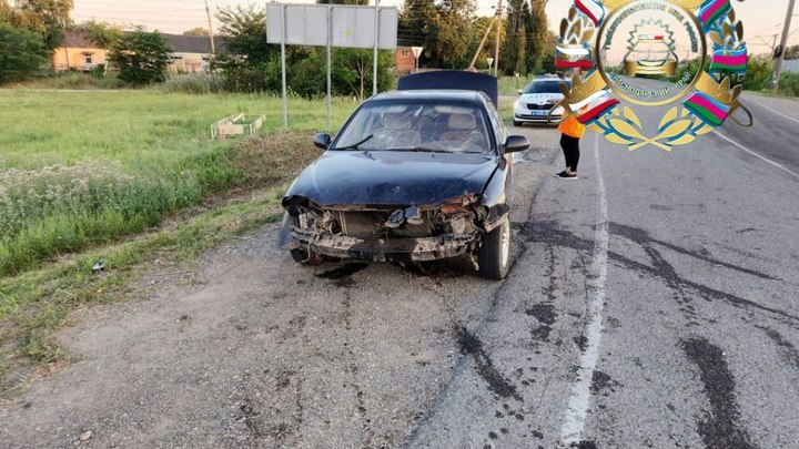 На Кубани женщина врезалась в выдвижные барьеры, переезжая рельсы перед приближающимся поездом