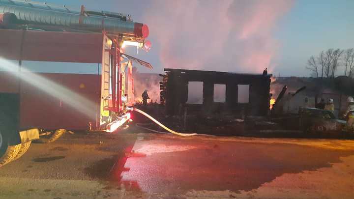 Четверо детей погибли, один пропал под завалами во время пожара в селе под Нижним Тагилом