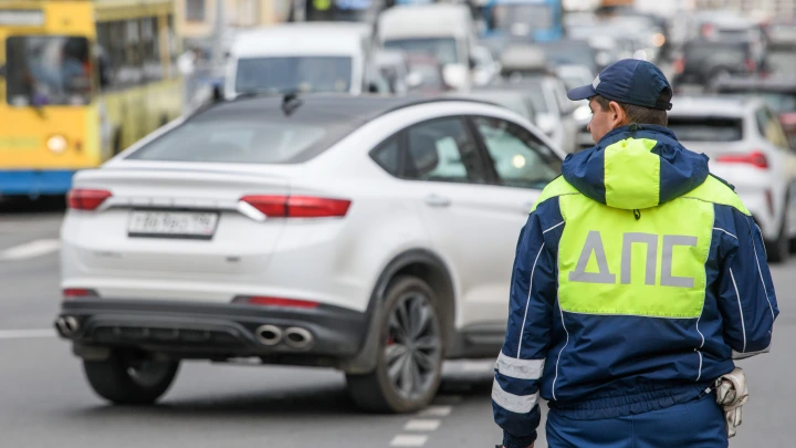 Baza: Водителя лишили прав из-за шрифта и отсутствия флага России на госномере