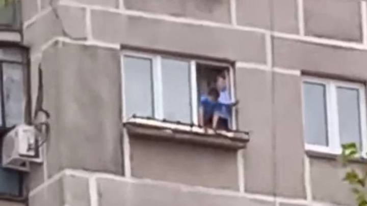 Два мальчика высунулись из окна в Магнитогорске и напугали местных жителей